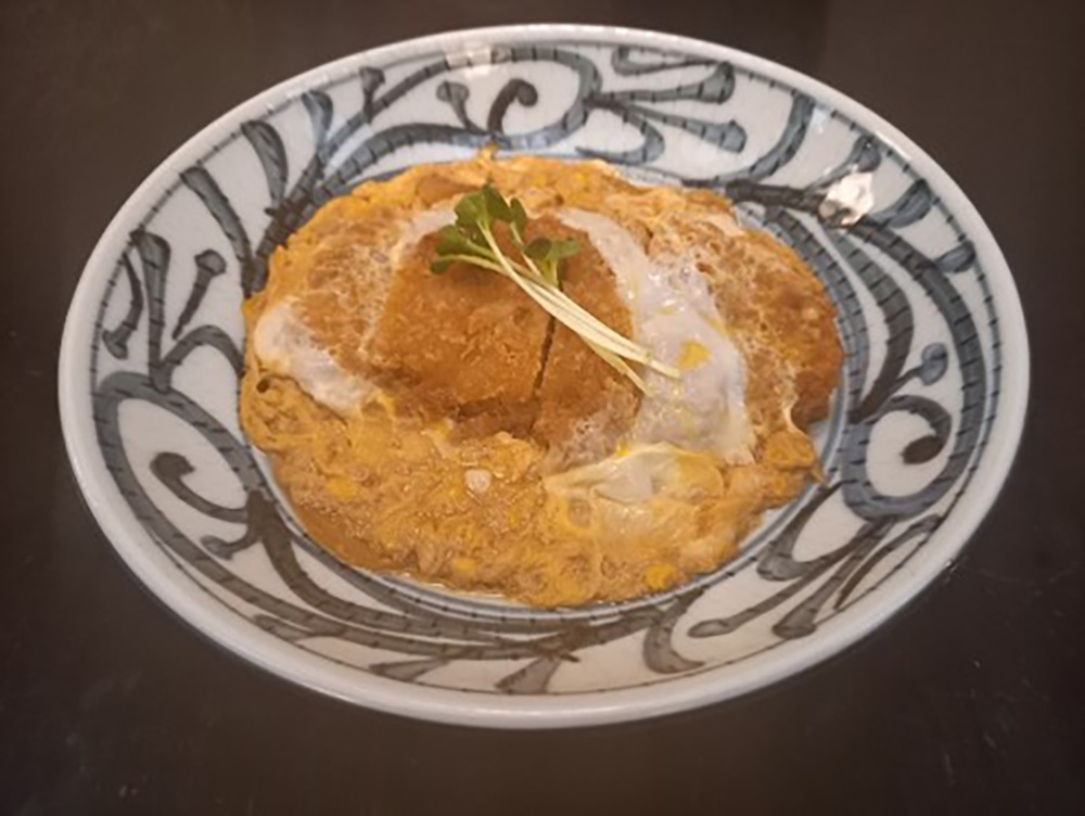 無化調100%のだしで煮込む「かつ煮/親子煮」